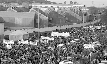 Movilización en el exterior de la fábrica, en febrero de 1994.