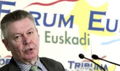 El comisario europeo de Comercio, Karel de Gucht, durante su conferencia en el desayuno organizado por Fórum Nueva Economía esta mañana en Bilbao.