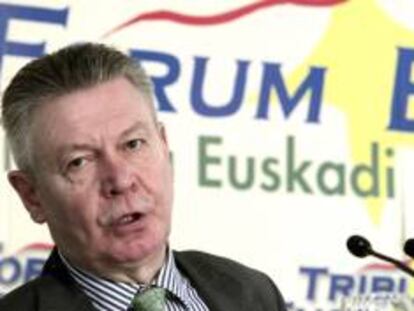 El comisario europeo de Comercio, Karel de Gucht, durante su conferencia en el desayuno organizado por Fórum Nueva Economía esta mañana en Bilbao.