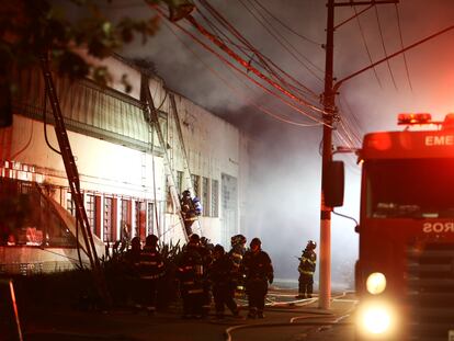 Bombeiros controlam o incêndio no galpão da Cinemateca Brasileira, em São Paulo, na quinta-feira.