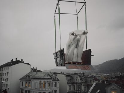 Un alce durante su traslado desde el edificio que alberga las Colecciones de Historia 
Natural de Bergen (Noruega) en 2013. 