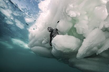 Ai Futaki nada entre el hielo en Utorohigashi, al noreste de Hokkaido.