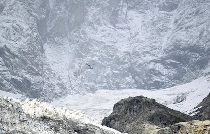 Un helicóptero vuela sobre el glaciar del Mont Blanc de Planpincieux en Aosta (Italia).