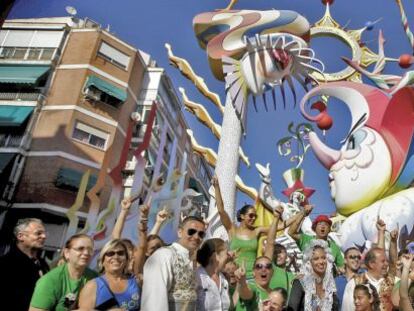 Los integrantes de la &#039;foguera&#039; de Carolinas Altas celebran el primer premio.