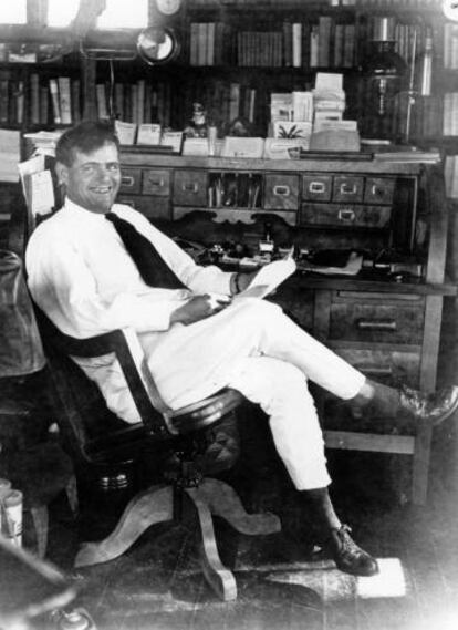 Jack London, en su casa de Glen Ellen, en California, a principios del siglo XX.