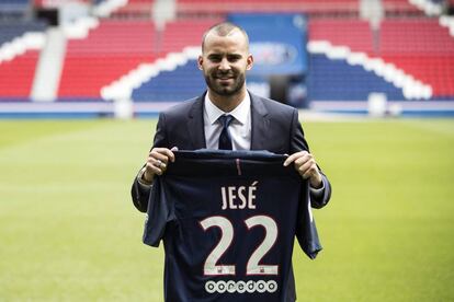 Jes&eacute; posa con la camiseta del PSG