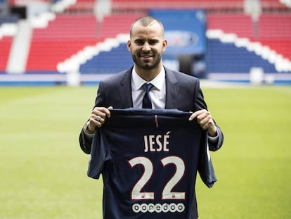 Jes&eacute; posa con la camiseta del PSG