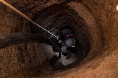 Un minero baja con una cuerda por un túnel de la mina de Bantakokouta, en Senegal. La mayor parte del oro extraído se vende en Malí, donde el precio es más alto. Un gramo de oro en Senegal puede alcanzar los 31.000 CFA (47 euros), mientras que en el país vecino puede superar los 40.000 CFA (62 euros).