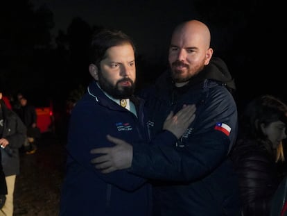 Gabriel Boric Font y Giorgio Jackson durante un recorrido de evaluación de daños en Manresa, Chile, en 2023.