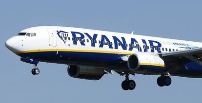 Boeing 737-800 de Ryanair aterrizando en Barcelona.