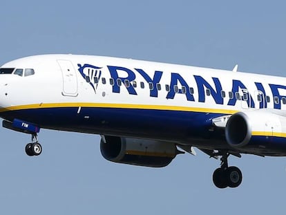 Boeing 737-800 de Ryanair aterrizando en Barcelona.