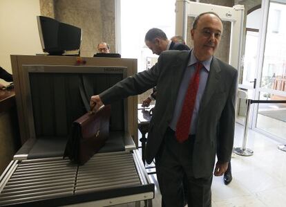 Luis Linde, gobernador del Banco de España, en la entrada del Congreso