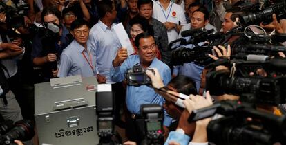 El primer ministro de Camboya, Hun Sen, en un colegio electoral.