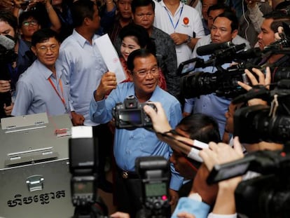 El primer ministro de Camboya, Hun Sen, en un colegio electoral.