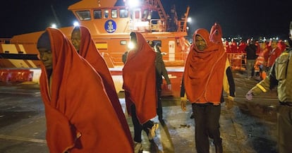 The rescued migrants arriving at the port of Almería.