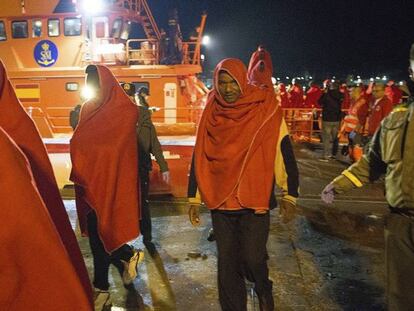 Los inmigrantes rescatados, a su llegada a puerto.