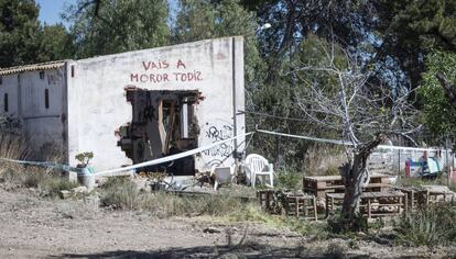 El edificio en ruinas cercano a la vivienda de los niños asesinados en Godella con la pintada 'Vais a moror todiz'.