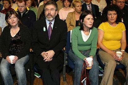 Las hermanas de McCartney, junto a Gerry Adams en un acto del Sinn Fein el pasado sábado en Belfast.