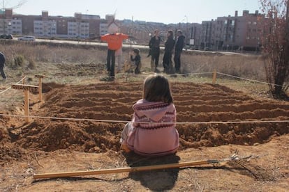 Una ni&ntilde;a observa uno de los bancales del huerto de Montecarmelo.