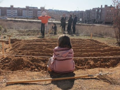 Una ni&ntilde;a observa uno de los bancales del huerto de Montecarmelo.