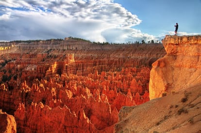 Contemplando los característicos 'hoodoos' de Bryce Canyon, en Utah.