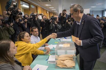 El 'president' de la Generalitat, Quim Torra, saluda a su hija, presidenta de la mesa donde ha votado, este domingo en Barcelona.