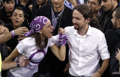 Una militante saluda a Pablo Iglesias a su llegada a la asamblea de Podemos en 2014.