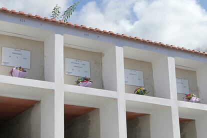 Nichos en el cementerio de La Frontera (El Hierro) de cuatro de los inmigrantes fallecidos el pasado 28 de septiembre tras naufragar el cayuco en el que viajaban en las cercanías de la costa de El Hierro.