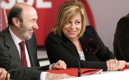 El secretario general del PSOE, Alfredo P&eacute;rez Rubalcaba, y la vicesecretaria general, Elena Valenciano, durante la reuni&oacute;n que hoy han mantenido con dirigentes provinciales del partido.