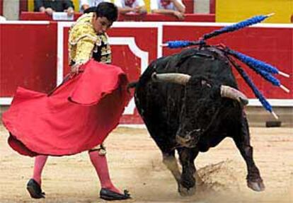 Rivera Ordóñez, durante su faena al tercer toro de la tarde.