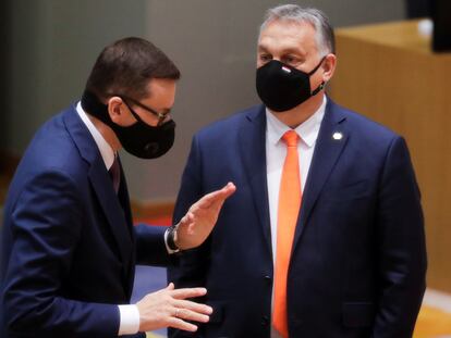 El primer ministro polaco, Mateusz Morawiecki (izquierda), y su colega húngaro, Viktor Orbán, hablan en la cumbre del pasado mes de diciembre en Bruselas.