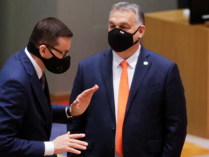 Mateusz Morawiecki (izquierda) y Viktor Orbán, este jueves, en Bruselas.