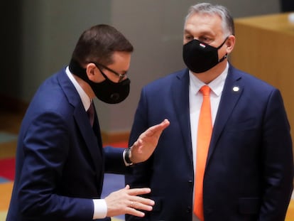 O primeiro-ministro polonês, Mateusz Morawiecki (à esquerda), e seu colega húngaro, Viktor Orbán, falaram na cúpula de dezembro passado em Bruxelas.