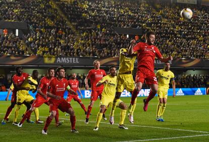 Adam Lallana del Liverpool golpea el balón.