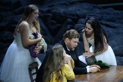 De izquierda a derecha: las ‘mezzos’ Laura Fleur y Alyona Abramova, el bajo Aleksandros Stavrakakis y la soprano Julietta Aleksanyan en el tercer acto de ‘Rusalka’, el 22 de junio en el Liceu.