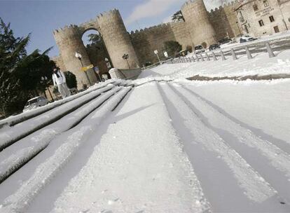 También ha llegado la nieve a Ávila, cuya muralla estaba franqueada por un precioso manto blanco.