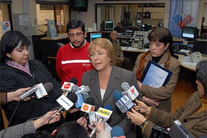 La presidenta de Chile, Michelle Bachelet durante una visita a la sede de la ONEMI (Oficina Nacional de Emergencia)