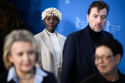 Al fondo, la presidenta del jurado oficial, la actriz Lupita Nyong'o, con el director Albert Serra delante de ella.