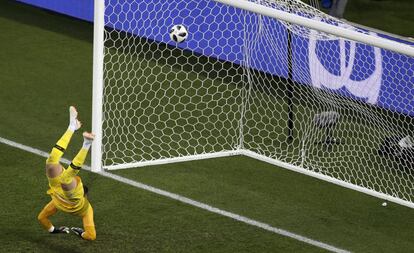 El guardameta inglés Jordan Pickford encaja un gol del Belga Januzaj.  