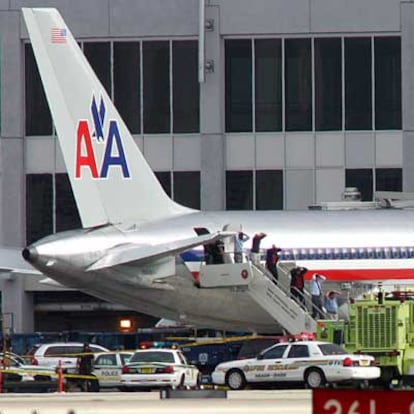 Varios pasajeros bajan en Miami del avión del sospechoso.
