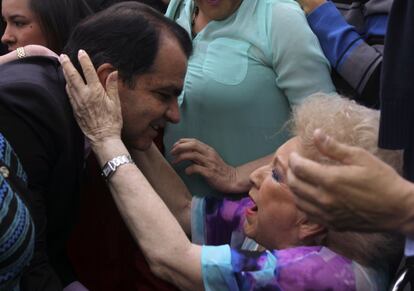 Óscar Iván Zuluaga abraza a una simpatizante después de votar.