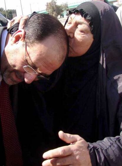 Una mujer besa la cabeza del primer ministro iraquí, Nuri al Maliki, en Bagdad.