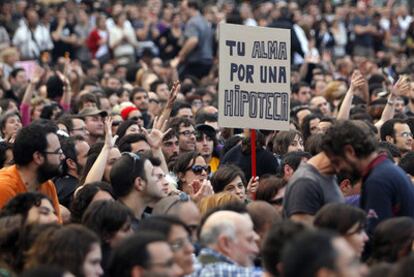 Miles de personas acudieron a las asambleas celebradas en la plaza del Ayuntamiento de Valencia.