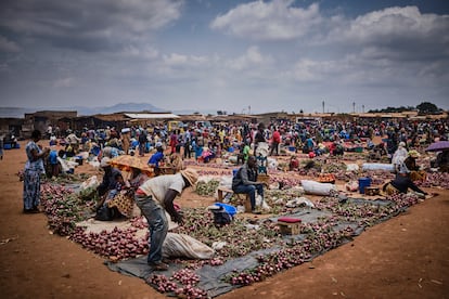 En el mercado de Dzaleka, los refugiados regentan sus negocios e intentan ganarse la vida. Tiene lugar todos los martes dentro del campo.