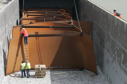 Desembarco en el Puerto de Bilbao de las piezas de acero que conformaran las siete esculturas gigantes que el artista Richard Serra ha creado para el Museo Guggenheim de Bilbao, el 11 de abril de 2005.