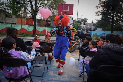 Guppy regala globos a niños, durante un 'show' en el oriente de Ciudad de México, en diciembre de 2024.