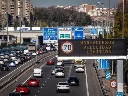 Tráfico en la M-30 a la altura de Puente de Vallecas.