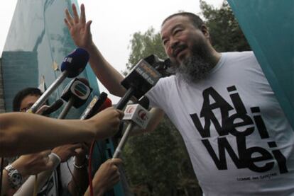 El artista Ai Weiwei se dirige a la prensa en su casa en Pekín.