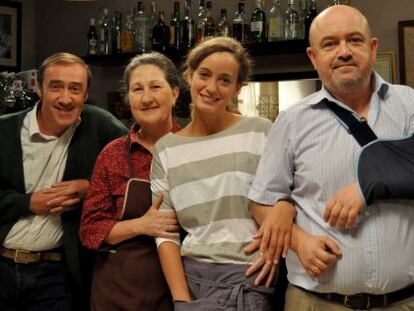 Los actores Manuel Millán, Luisa Merelas, Raquel Espada y César Goldi en el plató del bar El faro.