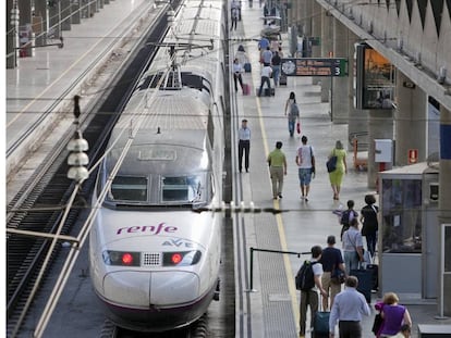 Un tren Ave de Renfe realizando una parada en una estación.